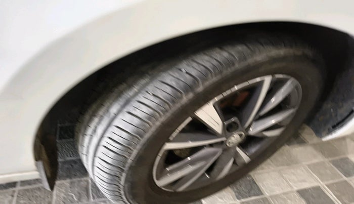 2022 Skoda SLAVIA STYLE 1.0L TSI MT, Petrol, Manual, 41,473 km, tyre