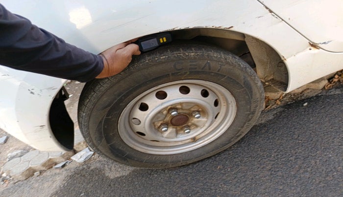 2013 Hyundai Eon ERA +, Petrol, Manual, 1,00,599 km, tyre