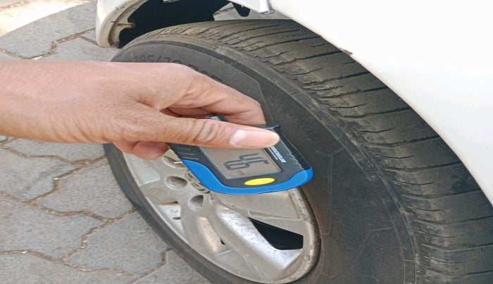 2010 Volkswagen Vento COMFORTLINE 1.6, Petrol, Manual, 87,929 km, tyre