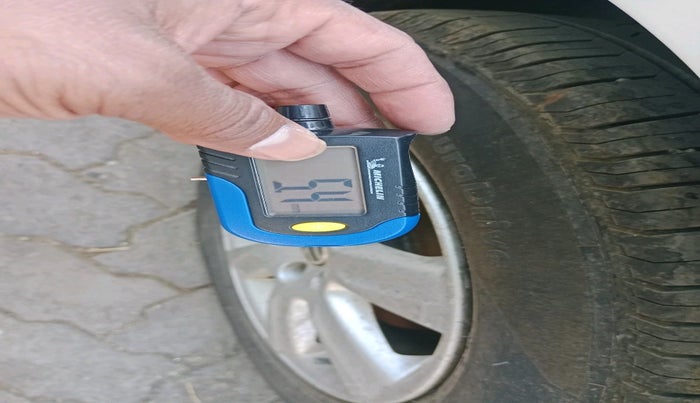 2010 Volkswagen Vento COMFORTLINE 1.6, Petrol, Manual, 87,929 km, tyre