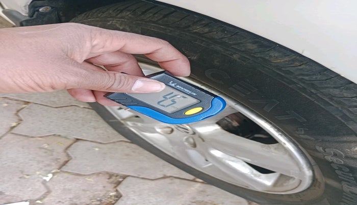 2010 Volkswagen Vento COMFORTLINE 1.6, Petrol, Manual, 87,929 km, tyre