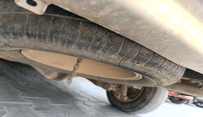 2007 Toyota Innova V 2.5 8 STR, Diesel, Manual, 2,72,923 km, tyre