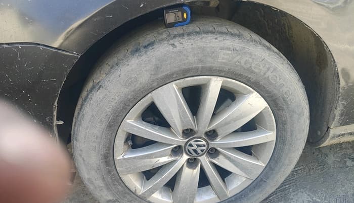 2013 Volkswagen Passat TRENDLINE MT, Diesel, Manual, 2,07,626 km, tyre