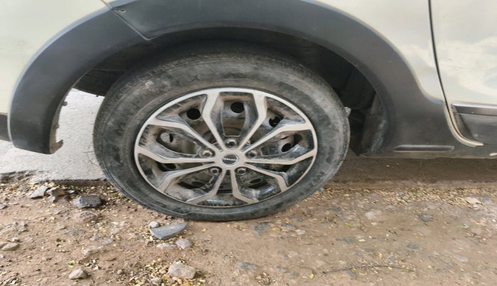 2015 Renault Lodgy 110 PS RXZ, Diesel, Manual, 1,65,222 km, tyre