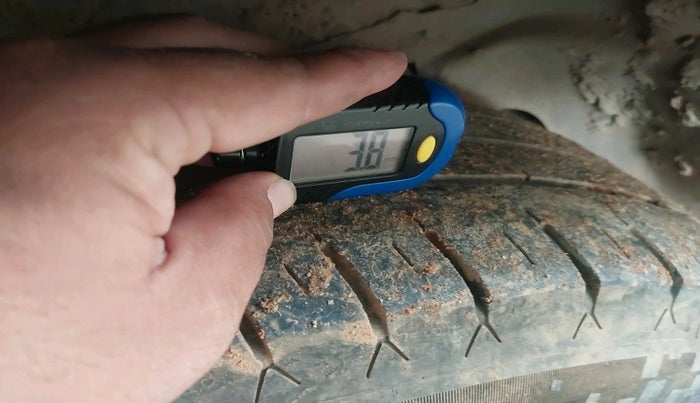 2003 Mahindra Scorpio 2.6 DX, Diesel, Manual, 1,86,241 km, tyre