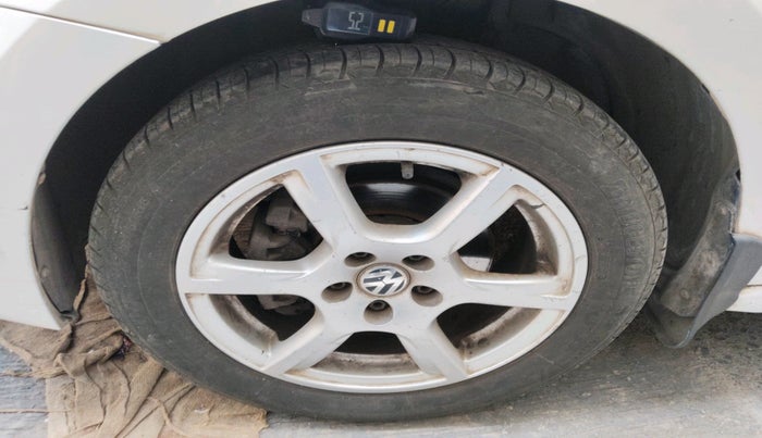 2013 Volkswagen Vento HIGHLINE 1.6 MPI, Petrol, Manual, 1,65,208 km, tyre