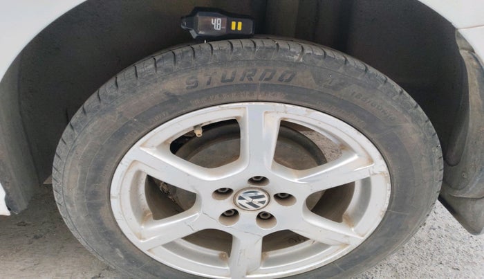 2013 Volkswagen Vento HIGHLINE 1.6 MPI, Petrol, Manual, 1,65,208 km, tyre