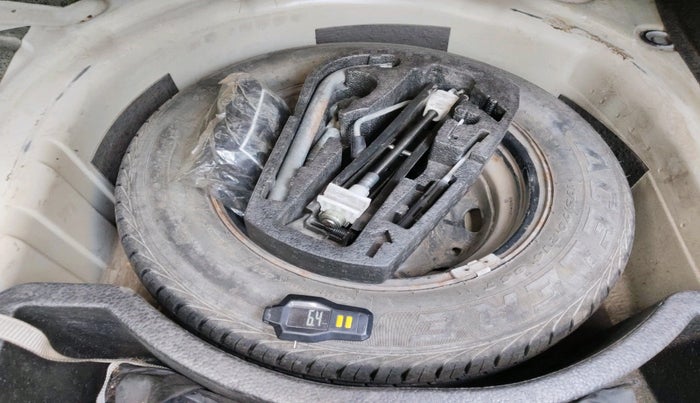 2013 Volkswagen Vento HIGHLINE 1.6 MPI, Petrol, Manual, 1,65,208 km, tyre