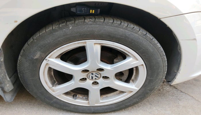 2013 Volkswagen Vento HIGHLINE 1.6 MPI, Petrol, Manual, 1,65,208 km, tyre