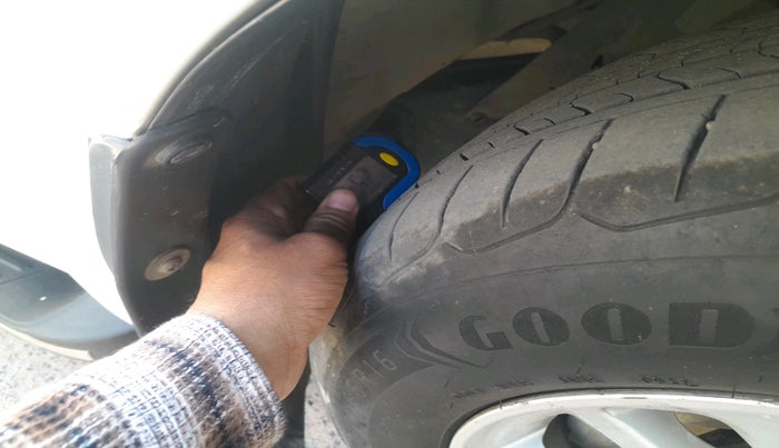 2018 Toyota Innova Crysta 2.4 G 8 STR, Diesel, Manual, 3,56,157 km, tyre