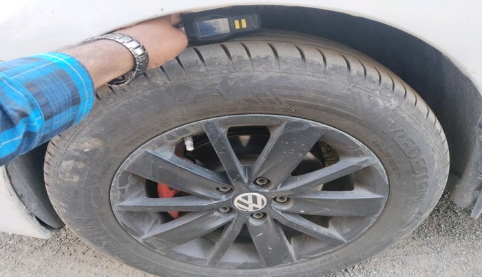 2015 Volkswagen Polo HIGHLINE1.5L, Diesel, Manual, 1,27,126 km, tyre