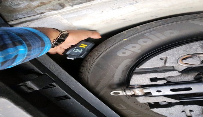 2015 Volkswagen Polo HIGHLINE1.5L, Diesel, Manual, 1,27,126 km, tyre