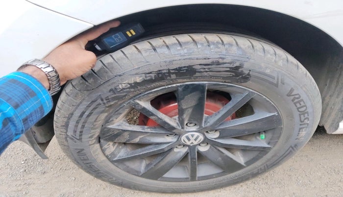 2015 Volkswagen Polo HIGHLINE1.5L, Diesel, Manual, 1,27,126 km, tyre