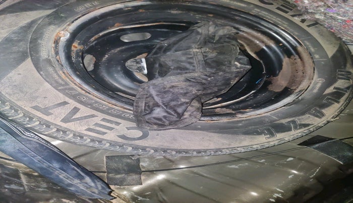 2017 Renault Kwid RXT 1.0 AMT (O), Petrol, Automatic, 60,834 km, tyre