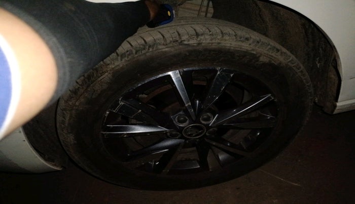 2023 Skoda SLAVIA STYLE 1.0L TSI MT, Petrol, Manual, 23,037 km, tyre