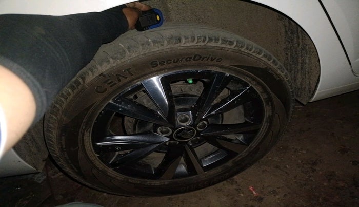 2023 Skoda SLAVIA STYLE 1.0L TSI MT, Petrol, Manual, 23,037 km, tyre