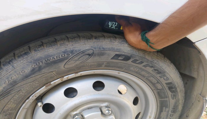 2015 Hyundai i10 MAGNA 1.1, CNG, Manual, 1,01,076 km, tyre