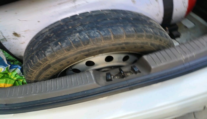 2015 Hyundai i10 MAGNA 1.1, CNG, Manual, 1,01,076 km, tyre