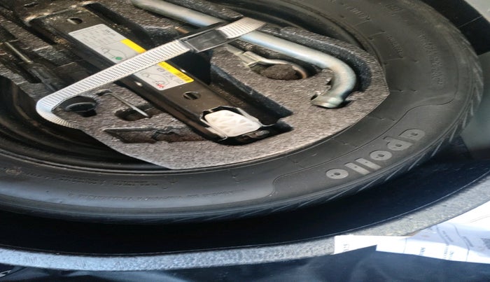 2013 Skoda Rapid AMBITION 1.6 MPI MT, Petrol, Manual, 27,366 km, tyre