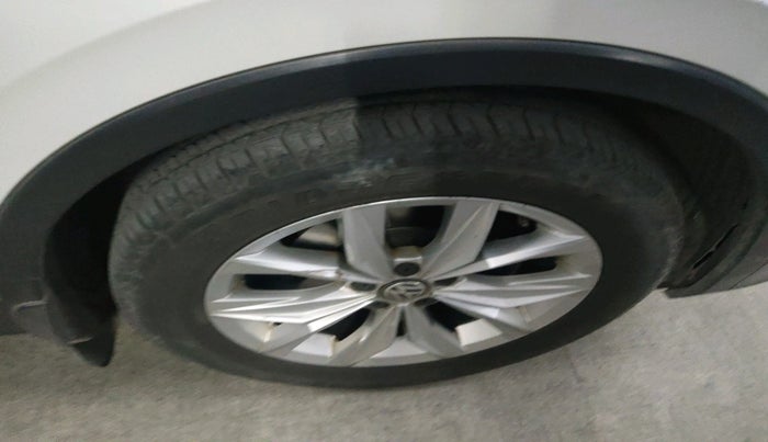 2018 Volkswagen TIGUAN HIGHLINE TDI AT, Diesel, Automatic, 1,28,654 km, tyre