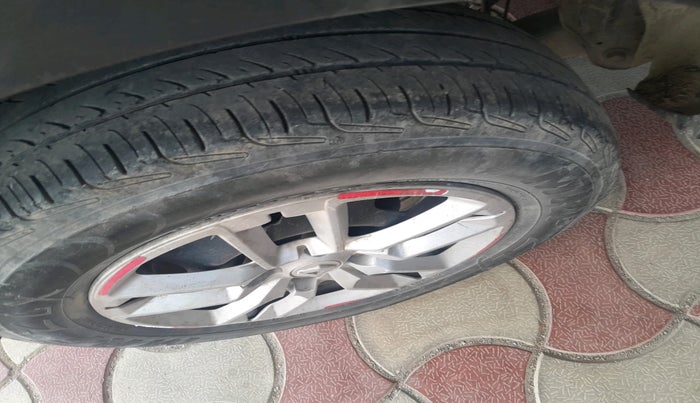 2019 Renault TRIBER RXT, Petrol, Manual, 1,52,104 km, tyre