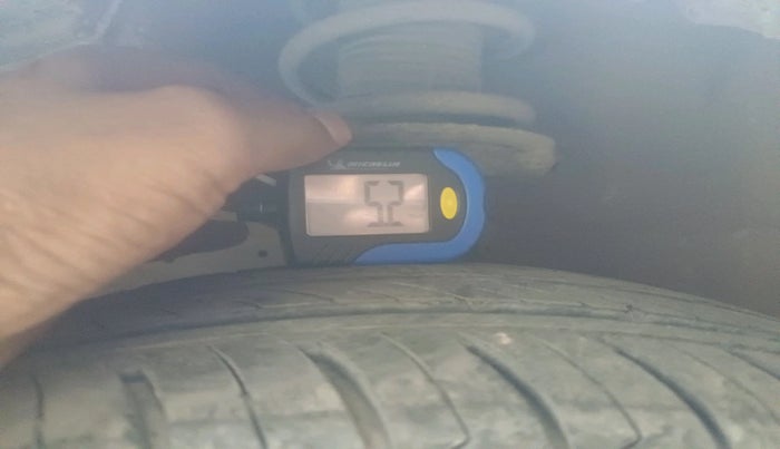 2017 Maruti Swift LXI (O), Petrol, Manual, 95,324 km, tyre