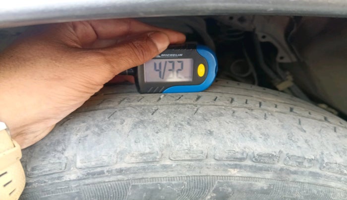 2010 Toyota Innova GX 2.5 8 STR, Diesel, Manual, 3,30,755 km, tyre