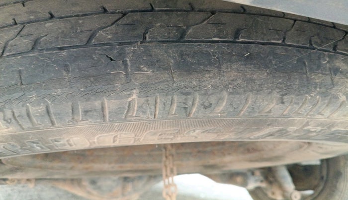 2010 Toyota Innova GX 2.5 8 STR, Diesel, Manual, 3,30,755 km, tyre