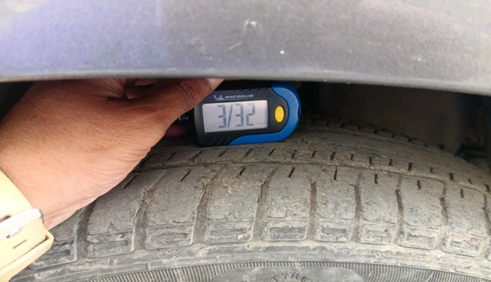 2010 Toyota Innova GX 2.5 8 STR, Diesel, Manual, 3,30,755 km, tyre