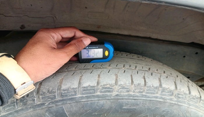 2010 Toyota Innova GX 2.5 8 STR, Diesel, Manual, 3,30,755 km, tyre