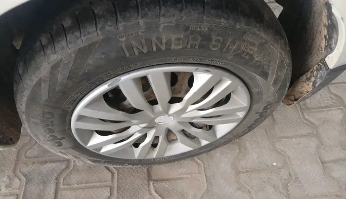 2016 Maruti Swift Dzire VXI, CNG, Manual, 1,35,628 km, tyre