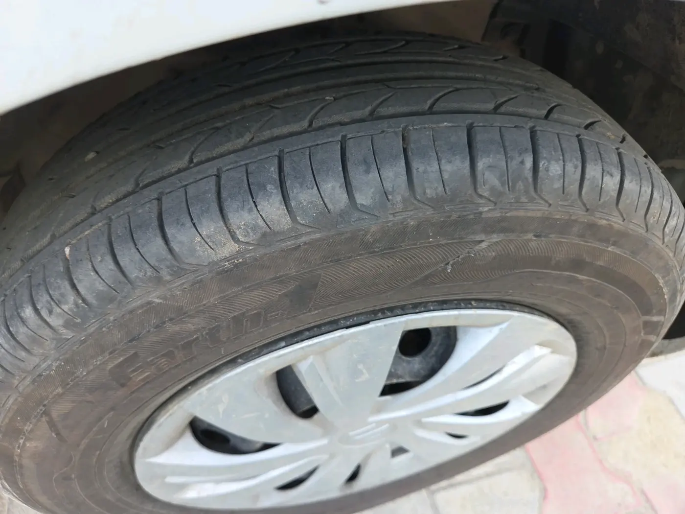 2014 Maruti Swift Dzire VXI, CNG, Manual, 1,20,162 km, tyre