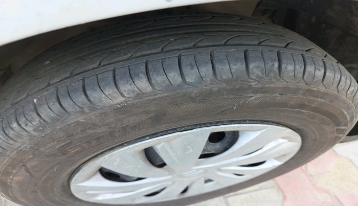 2014 Maruti Swift Dzire VXI, CNG, Manual, 1,20,162 km, tyre