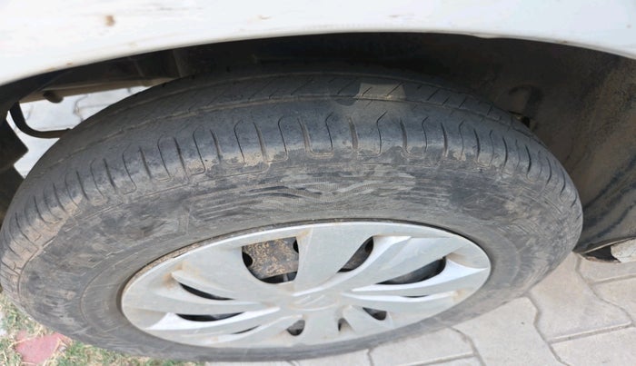 2014 Maruti Swift Dzire VXI, CNG, Manual, 1,20,162 km, tyre