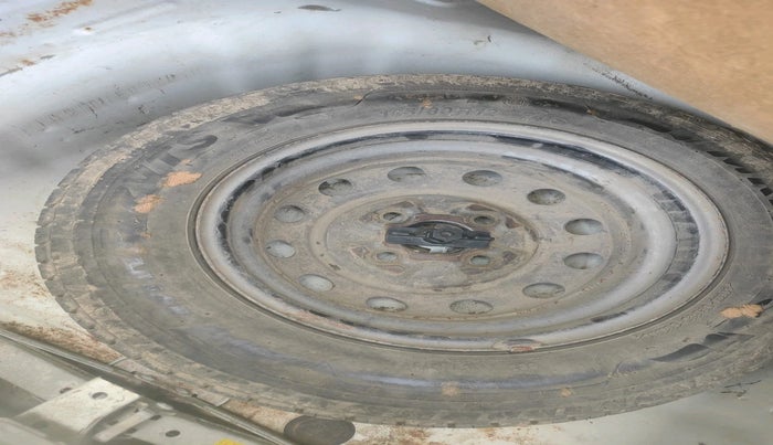 2013 Hyundai Eon D-LITE, Petrol, Manual, 72,864 km, tyre