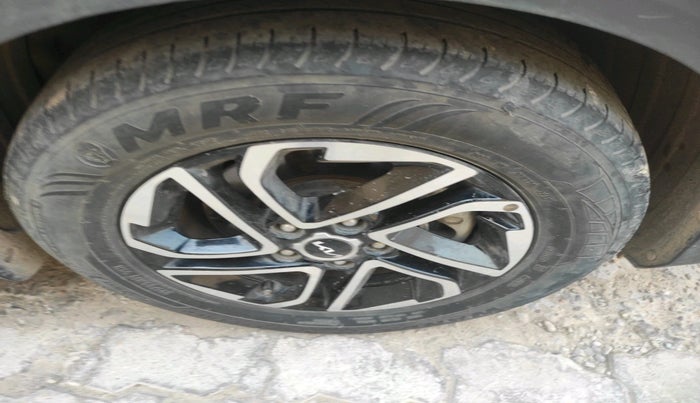 2022 KIA CARENS PRESTIGE PLUS 1.4 PETROL 7 STR, Petrol, Manual, 44,663 km, tyre