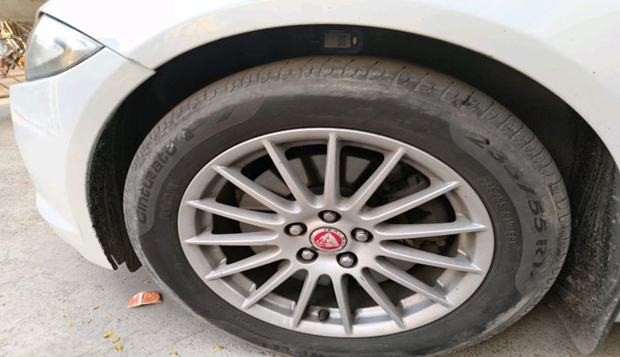 2014 Jaguar XF 2.2 DIESEL LUXURY, Diesel, Automatic, 1,36,128 km, tyre