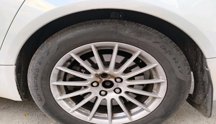 2014 Jaguar XF 2.2 DIESEL LUXURY, Diesel, Automatic, 1,36,128 km, tyre