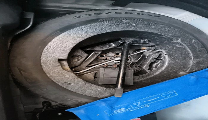 2014 Jaguar XF 2.2 DIESEL LUXURY, Diesel, Automatic, 1,36,128 km, tyre