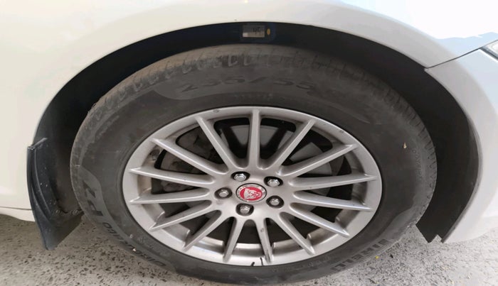 2014 Jaguar XF 2.2 DIESEL LUXURY, Diesel, Automatic, 1,36,128 km, tyre