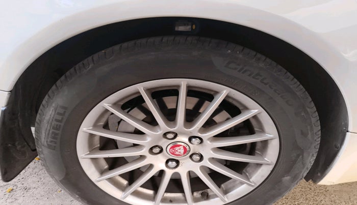 2014 Jaguar XF 2.2 DIESEL LUXURY, Diesel, Automatic, 1,36,128 km, tyre