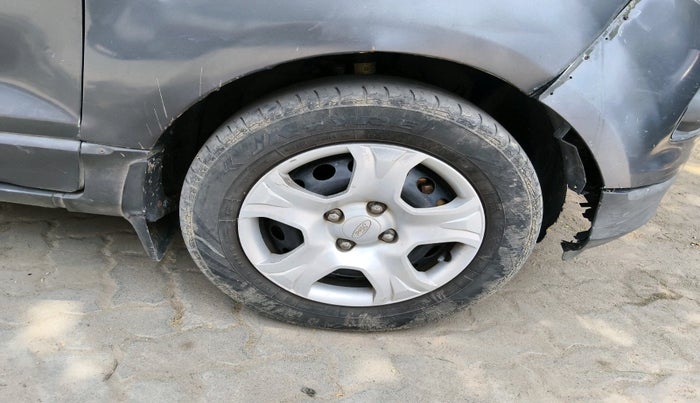 2014 Ford Ecosport TREND 1.5L DIESEL, Diesel, Manual, 1,37,841 km, tyre