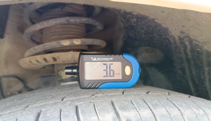 2012 Volkswagen Polo COMFORTLINE 1.2L, Diesel, Manual, 1,30,550 km, tyre