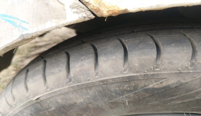 2012 Hyundai i10 MAGNA 1.2, CNG, Manual, 1,32,750 km, tyre