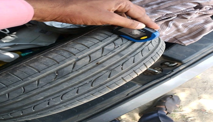 2015 Maruti Wagon R 1.0 VXI, Petrol, Manual, 89,367 km, tyre