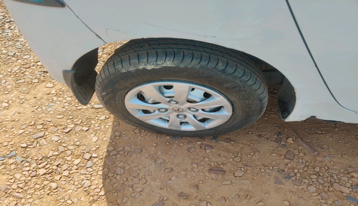 2013 Hyundai Eon D-LITE+, Petrol, Manual, 23,400 km, tyre