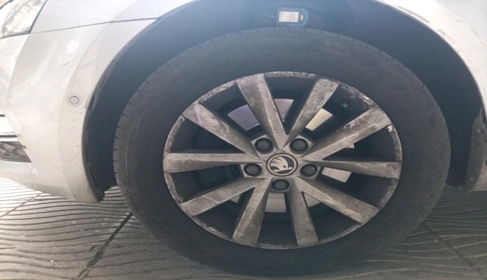 2017 Skoda Octavia L&K 1.8 TSI AT, Petrol, Automatic, 1,22,616 km, tyre