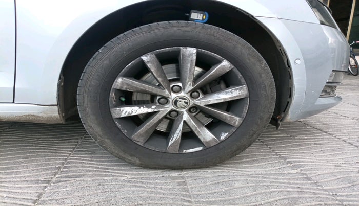 2017 Skoda Octavia L&K 1.8 TSI AT, Petrol, Automatic, 1,22,616 km, tyre