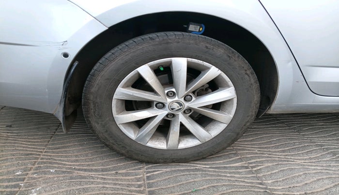 2017 Skoda Octavia L&K 1.8 TSI AT, Petrol, Automatic, 1,22,616 km, tyre