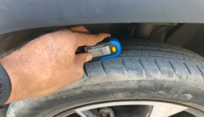 2022 Tata PUNCH CREATIVE AMT 1.2 RTN DUAL TONE, Petrol, Automatic, 42,537 km, tyre